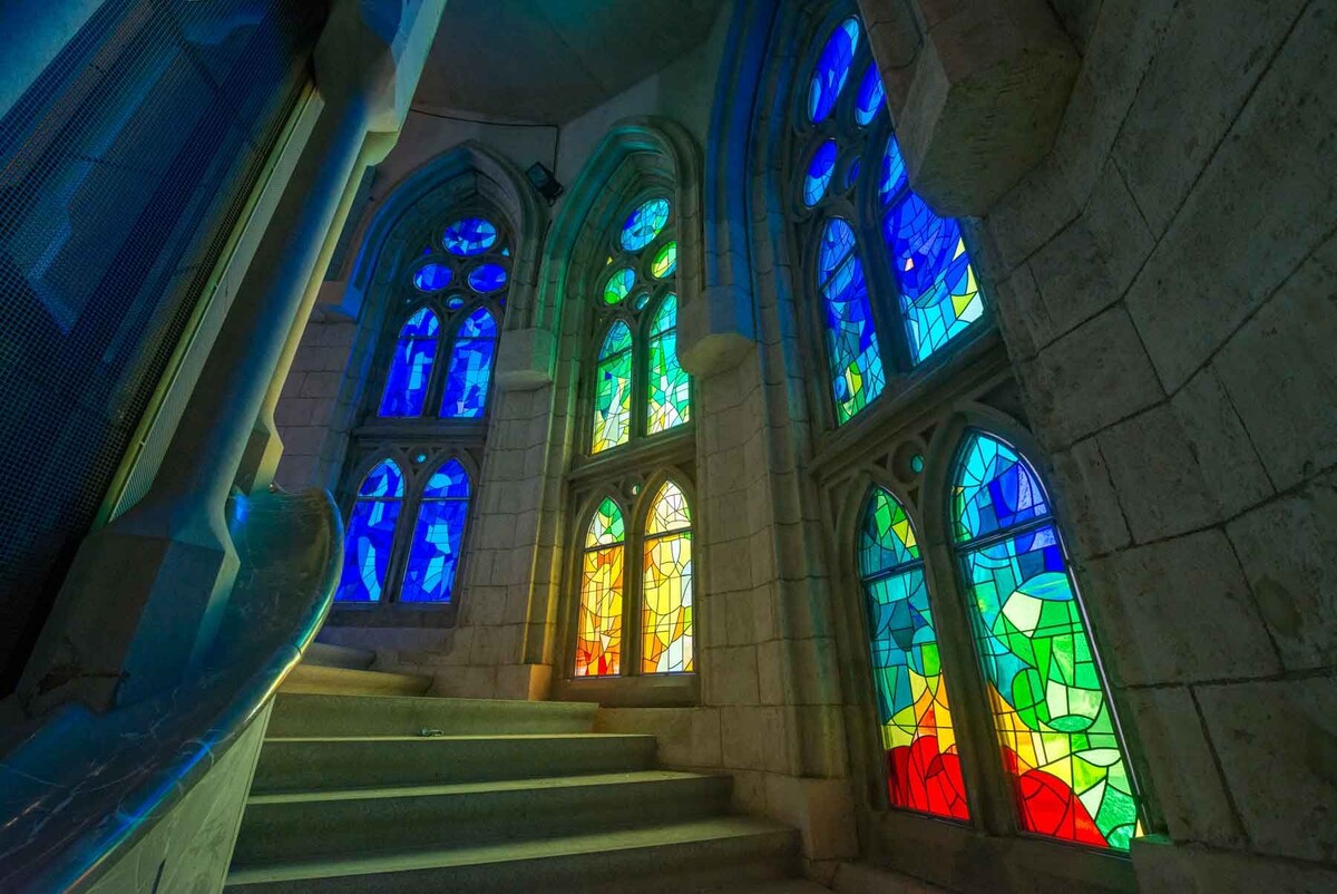 Легендарная красота работ Гауди в витраже