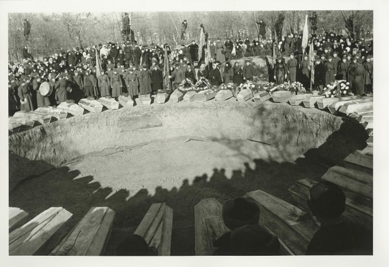Похороны жертв расстрела в Багеровском рву. Источник: cyclowiki.org