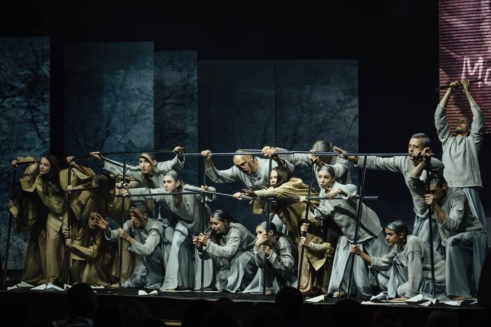    В прошлом году был подготовлен спектакль "Непокоренный Курск" - художественно-документальный проект с участием профессиональных актеров и жителей региона, переживших украинское вторжение в августе 2024 года. / Telegram-канал губернатора Александра Хинштейна