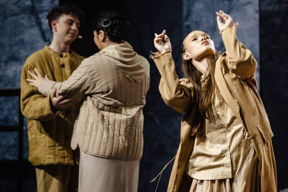    Хронология представленных в спектакле "Непокоренный Курск" событий насчитывает более 80 лет: от Великой Отечественной войны до специальной военной операции. / Фото: Telegram-канал губернатора Александра Хинштейна