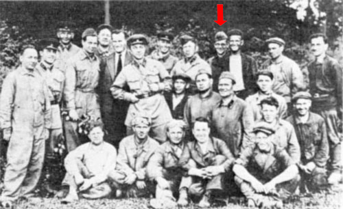 Групповое фото инженеров на первых испытаниях КВ, 1940 год. Г. А. Турчанинов в последнем ряду, указан стрелкой.
Источник фотографии: Конструкторы боевых машин