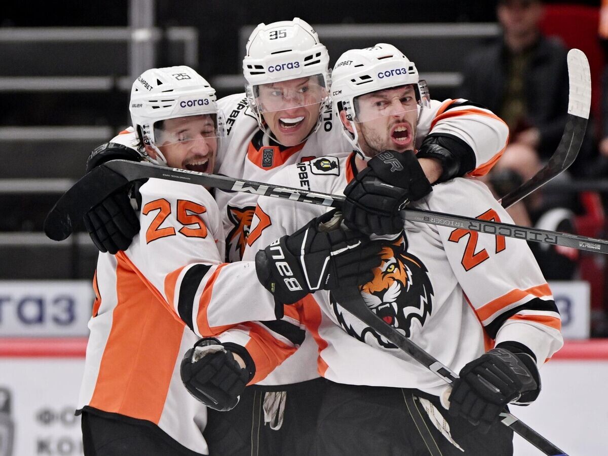    Хоккеисты "Амура" Алекс Броадхерст, Дмитрий Шевченко и Девин Броссо | © РИА Новости / Алексей Мальгавко