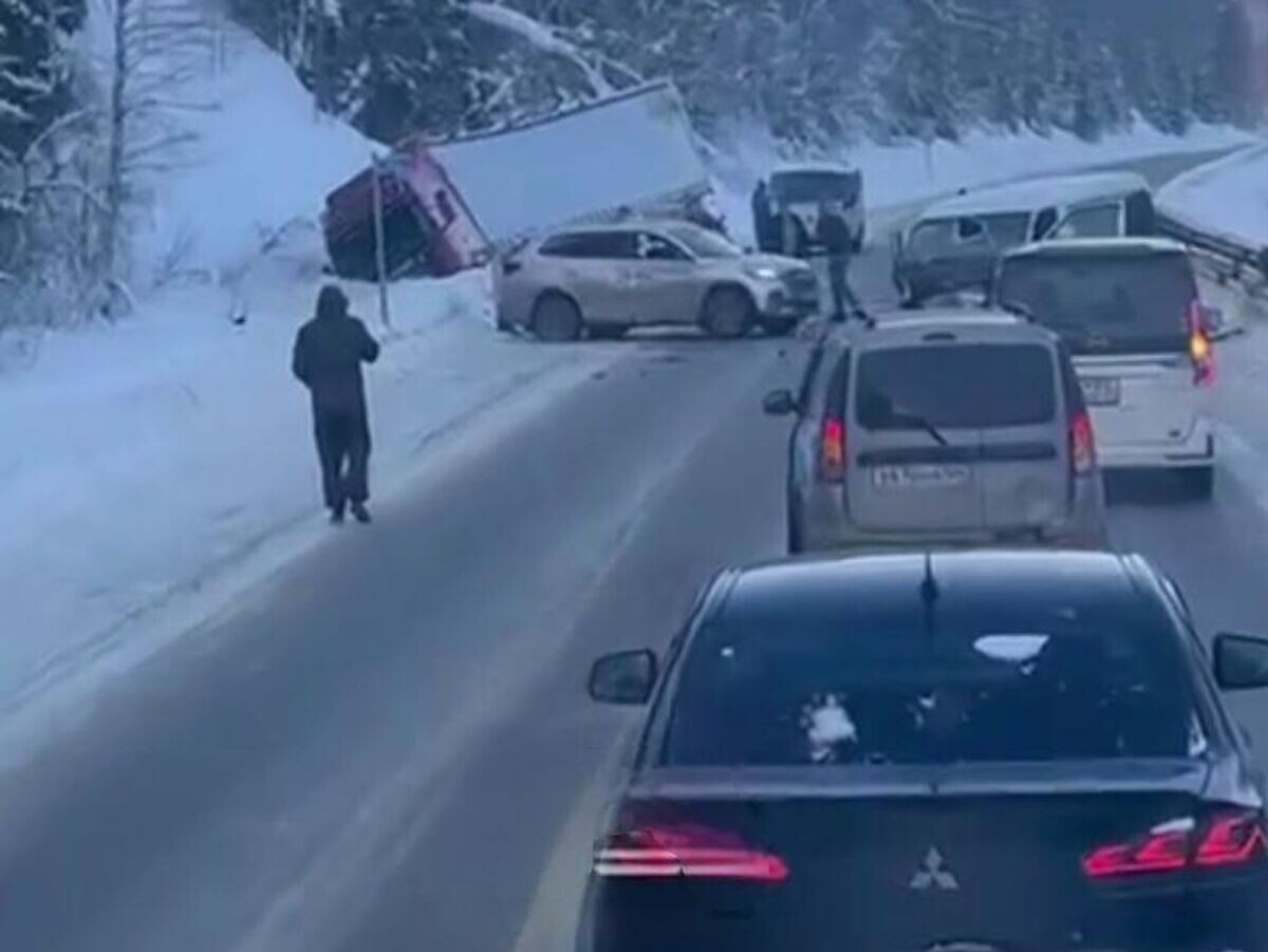    Массовое ДТП на 83 километре трассы Р-257 "Енисей" в Красноярском крае | © Кадр видео из соцсетей