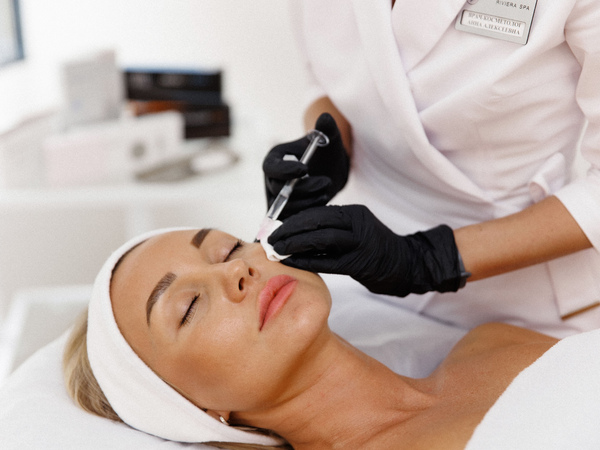 Коллагенотерапия даёт постепенное улучшение качества кожи без изменения черт, поэтому результат оценивают по динамике, а не сразу после процедуры.