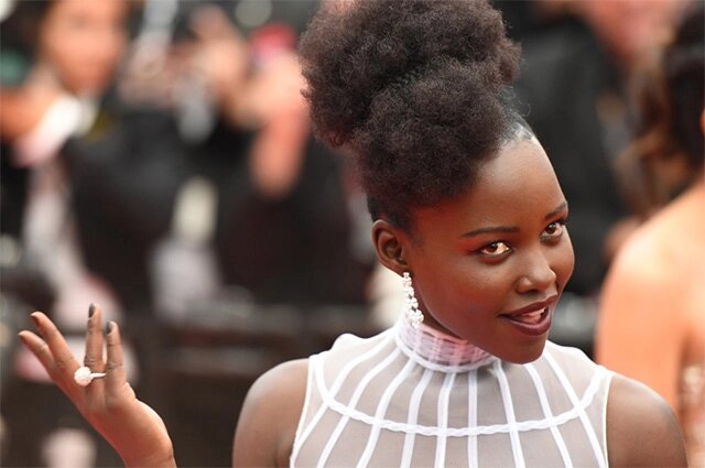    Кенийская актриса, режиссёр и продюсер Лупита Нионго на красной дорожке 71-го Каннского международного кинофестиваля. 2018 г. Фото: РИА Новости/ Асатур Есаянц