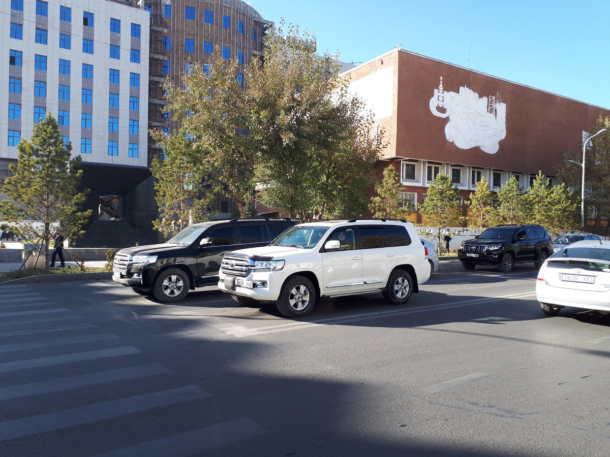 Три Тойоты Ленд Крузера в одном кадре. Может показаться, что Крузаки самая популярная машина в Монголии, но это не она. Самую популярную скоро покажу, но даже на этом фото её можно разглядеть. Аж сразу две)