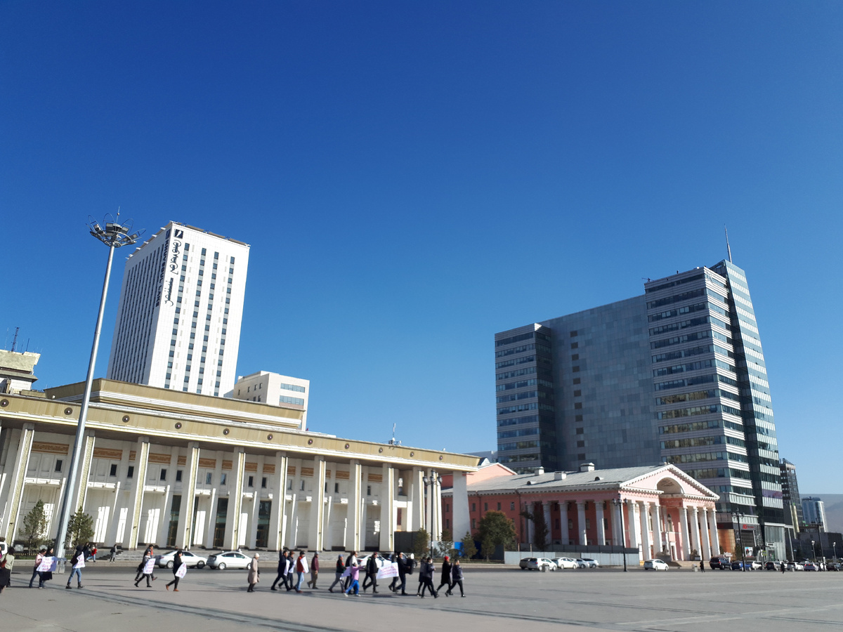 Здание Монгольской художественной галереи слева, а справа здание местного Театра оперы и балета.