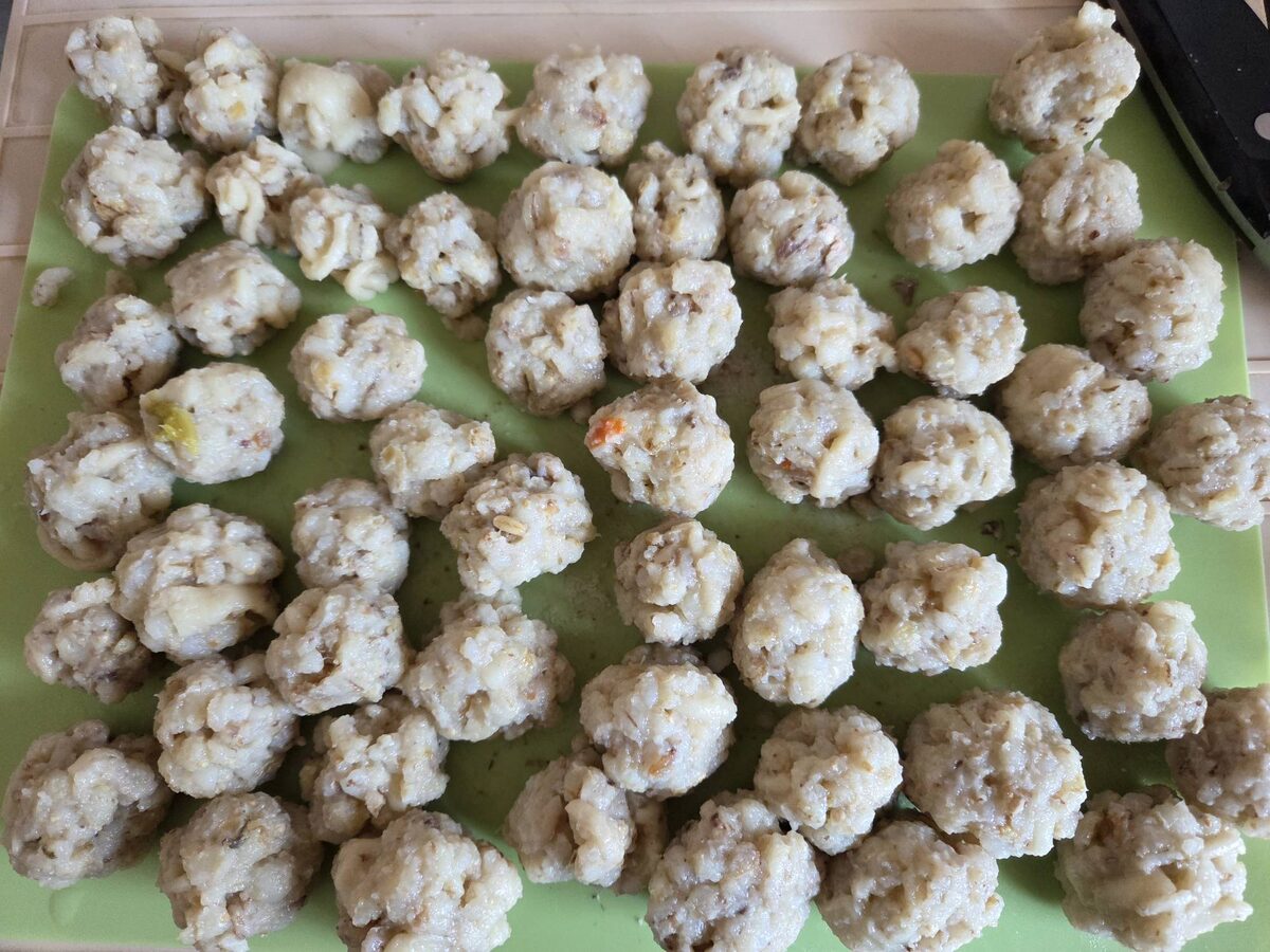 Такие шарики из каши получились. Сложила в контейнер и поставила в холодильник, будем подкармливать.