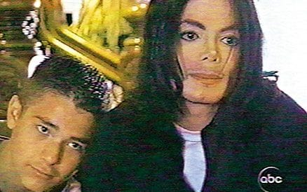 Гэвин Арвизо, которому тогда было 13 лет, в документальном фильме Мартина Башира «Жизнь с Майклом Джексоном» в 2003 году. Фото: Splash News