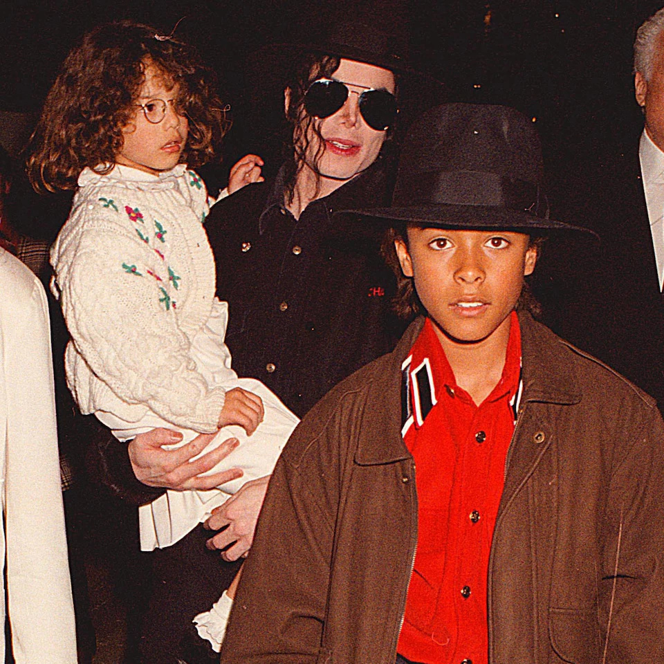 Майкл Джексон с Джорданом Чандлером (справа) в Монако в 1993 году. Джексон несет на руках сводную сестру Чандлера, Лили. Фото: «Суд над Майклом Джексоном»/Wonderhood Studios/Channel 4