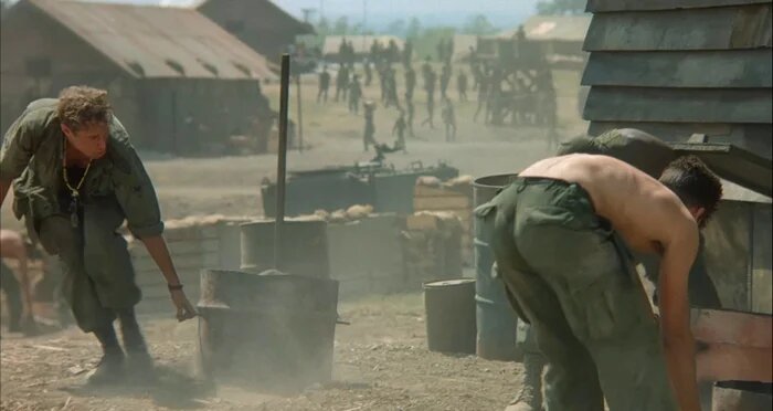 Кадр из фильма «Взвод» (1986) с процессом утилизации продуктов жизнедеятельности американских военнослужащих