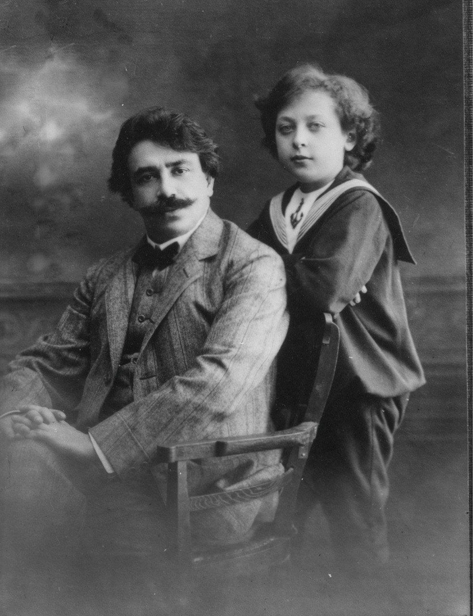 Студент (!) консерватории Иосиф Хейфец со своим первым педагогом Ованесом Налбандяном