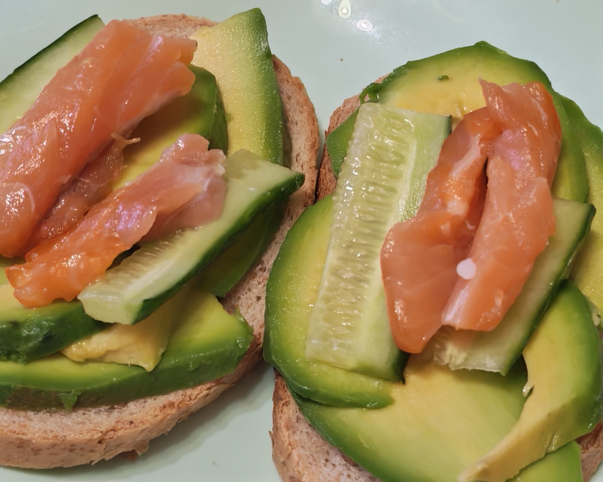 Бутерброды с авокадо на завтрак. Про нашу жизнь