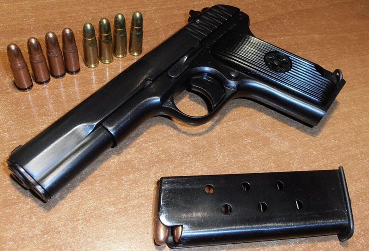 Пистолет ТТ образца 1933 г. (ТТ, Тульский Токарева, индекс ГРАУ - 56-А-132) - самозарядный пистолет, разработанный в 1930 году советским конструктором Фёдором Васильевичем Токаревым. Первый самозарядный пистолет советской разработки, принятый на вооружение в СССР.