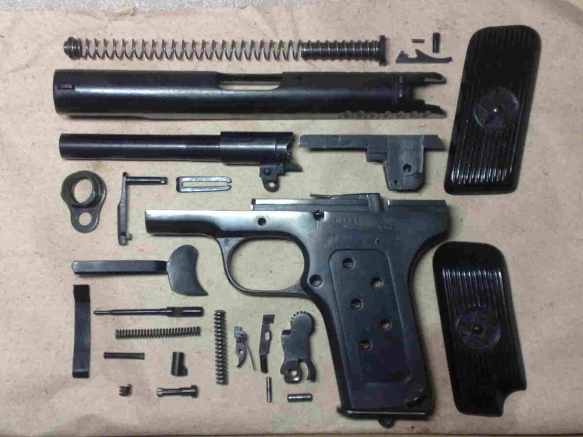 Пистолет ТТ образца 1933 г. (ТТ, Тульский Токарева, индекс ГРАУ - 56-А-132) в разобранном виде