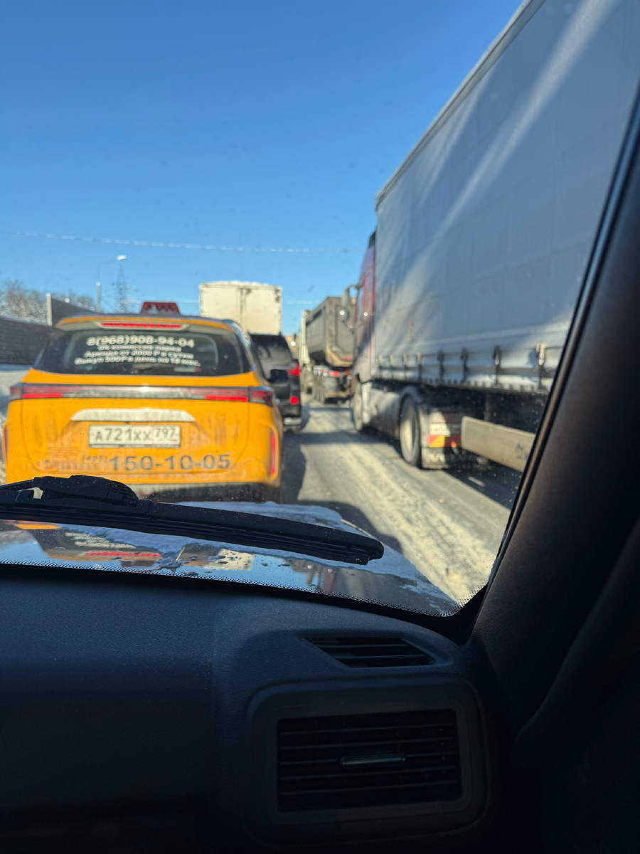 В минувшую пятницу несмотря на отсутствие снегопадов стояло все