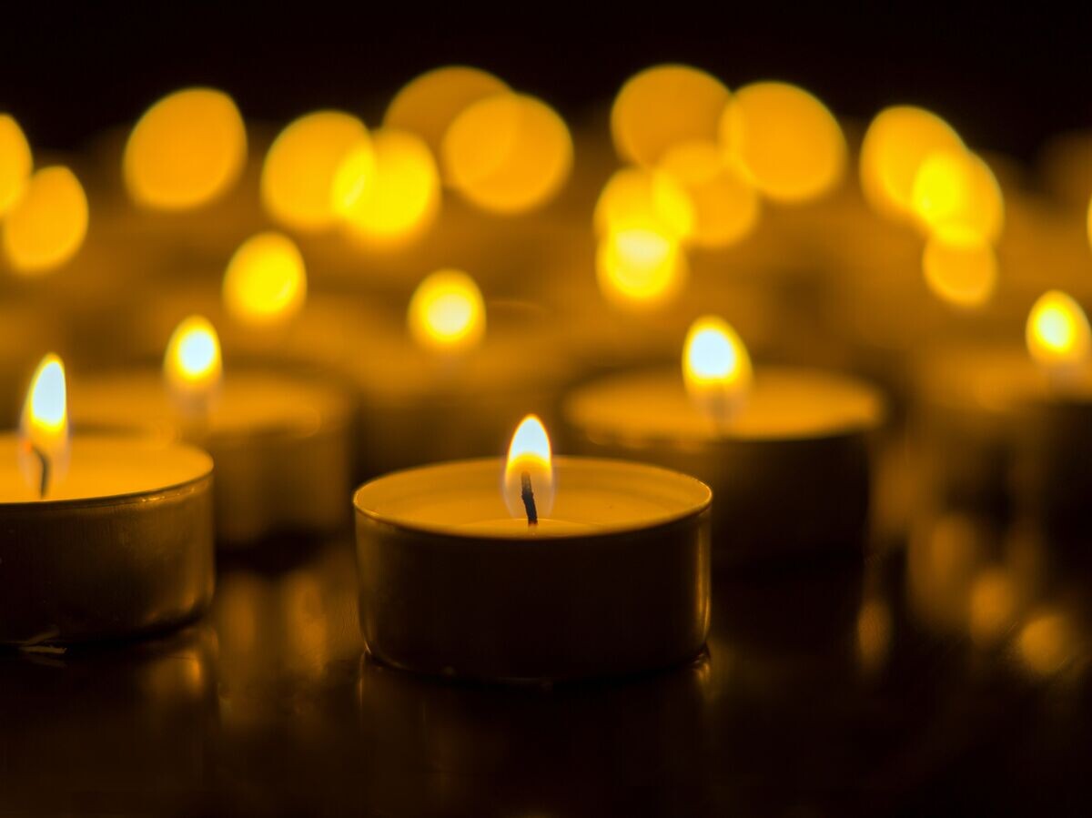    Зажженные свечи | © Fotolia / Jozsitoeroe