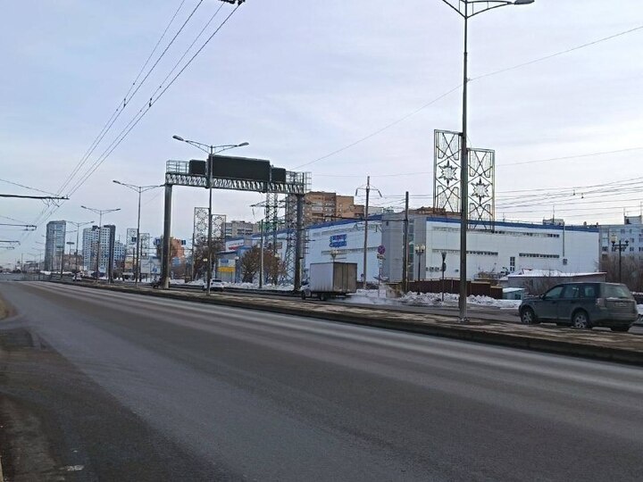     При реконструкции Московского шоссе ТЦ «Самолет», несмотря на близость к нему, оказался несколько в стороне от транспортных потоков. Фото: «МК в Самаре»