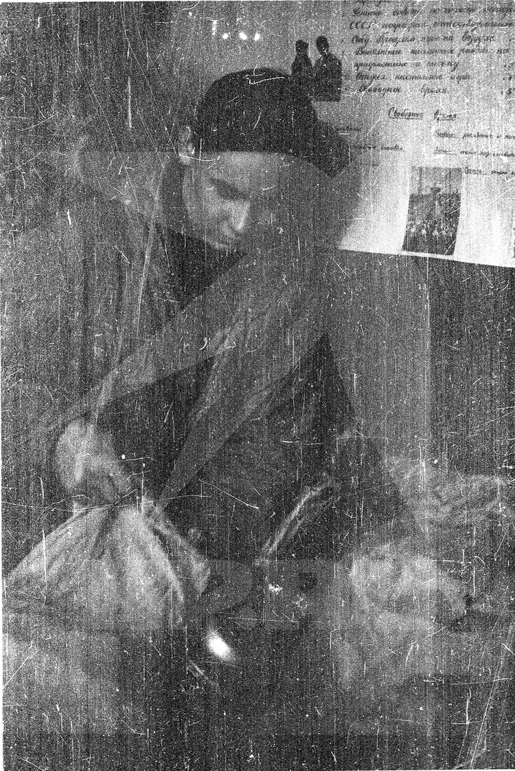 Фото 1. Новый кадр. Рустем Слободин с мешками в школе Серова. На стене висит стенгазета с расписанием продленки.