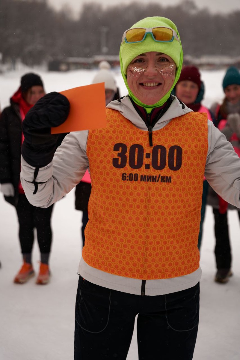 В руках Маши - оранжевый конверт с приглашением в пейсмейкеры Маяков.