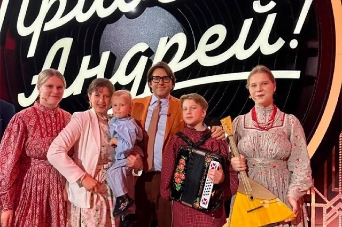    Семейный ансамбль из Сибири «Трио Ивановых» спел «Белые розы» у Малахова