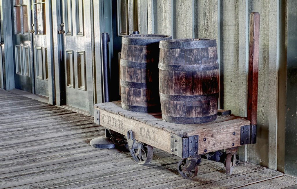 Дубовая бочка - классический вариант емкости для выдержки напитков