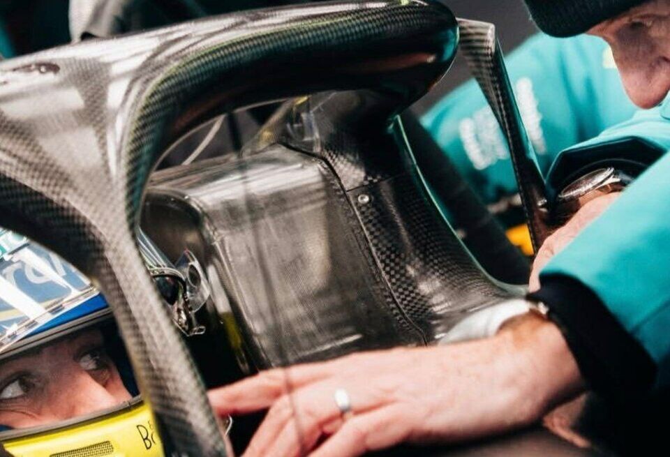    Фернандо Алонсо: Ньюи постоянно нас чему-то учитAston Martin