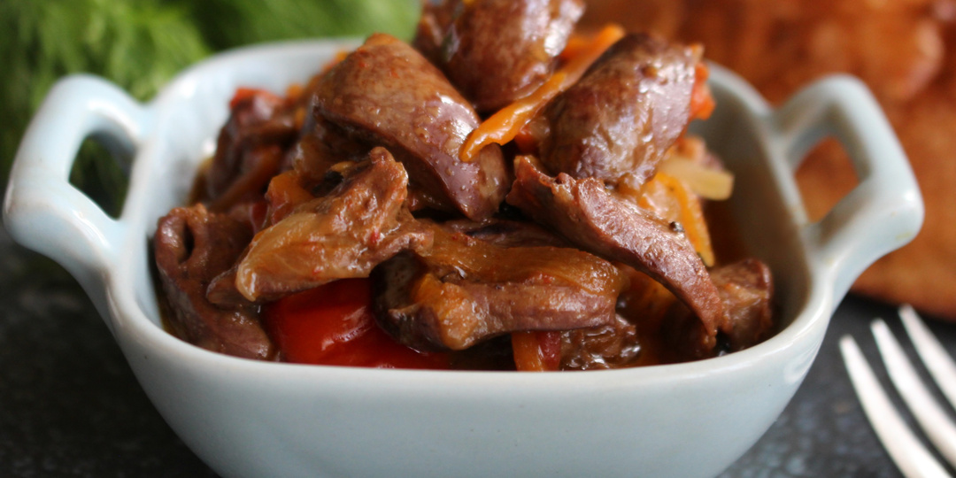 Тушеные куриные сердечки с овощами