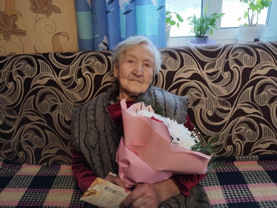 100-летний юбилей отмечает Нина Тихомирова
Фото: газета «Струги»
