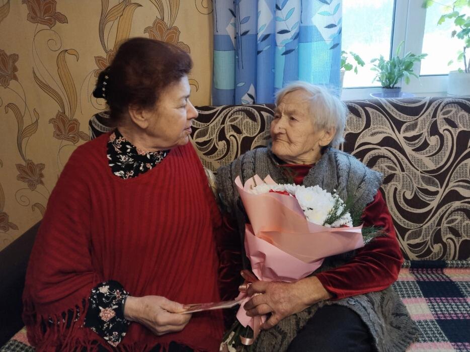 100-летний юбилей отмечает Нина Тихомирова
Фото: газета «Струги»