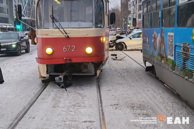    ЕАН / Столкновение трамвая и автомобиля