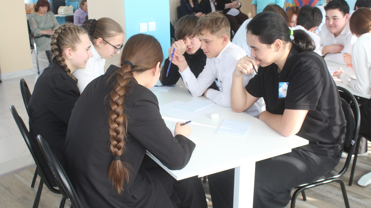     Школьники решают интеллектуальные задачи. Фото: Николай Вишняков.