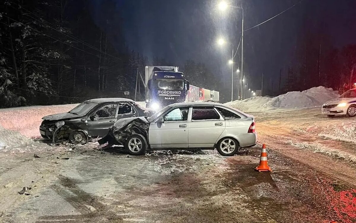    Трое взрослых и трое детей пострадали на перекрестке в Воткинске