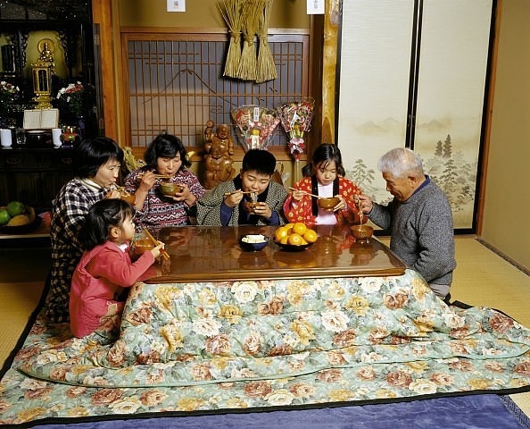 Обычная японская семья ужинает на Котацу 