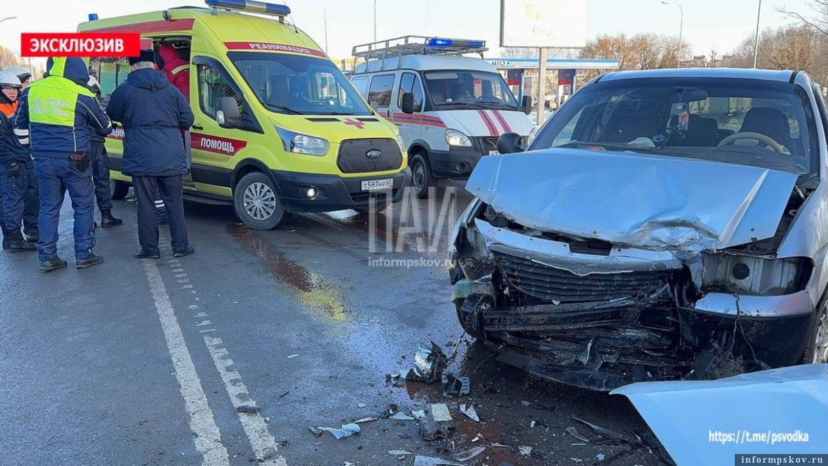 Три человека пострадали в ДТП на Рижском проспекте в Пскове 30 января. Фото: ПАИ