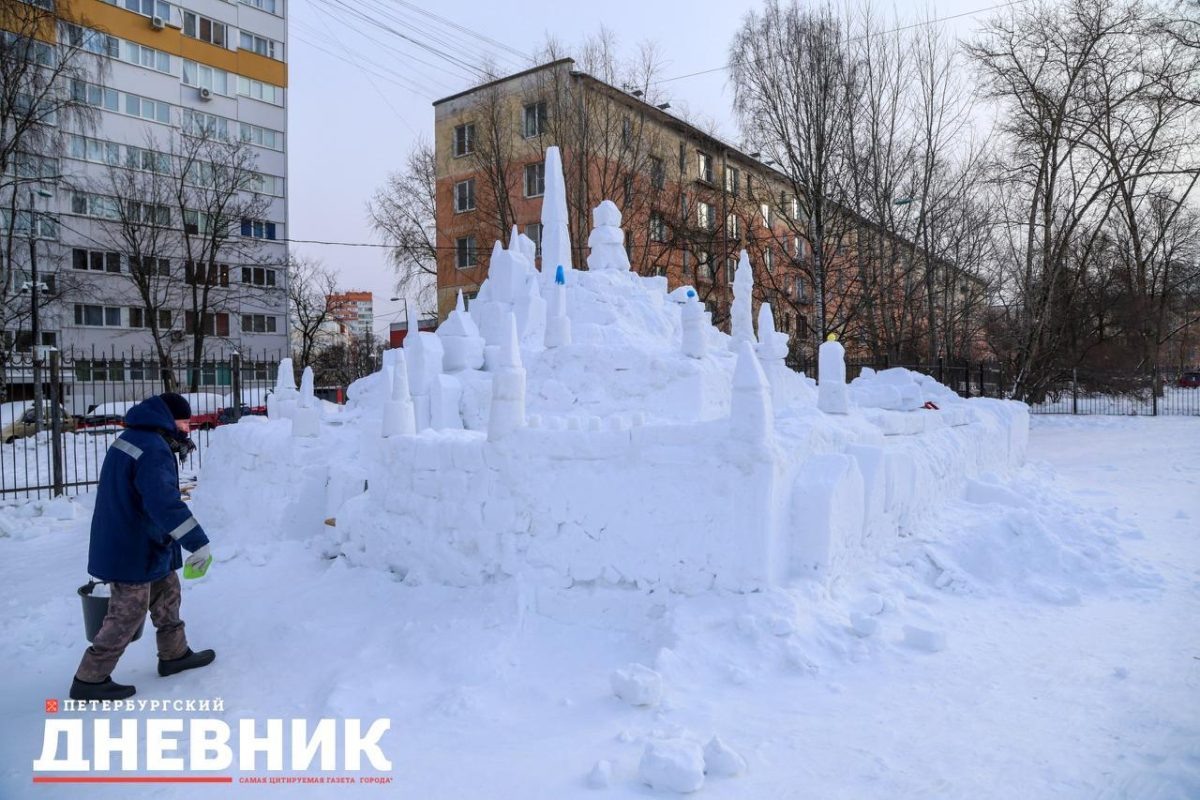    Дворнику охотно помогают школьники