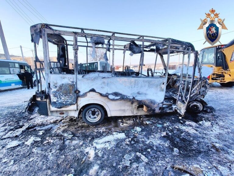    В Орске на улице Шалина сгорел микроавтобус Оренбуржье