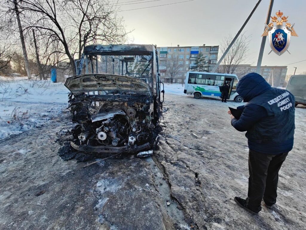    В Орске на улице Шалина сгорел микроавтобус Оренбуржье
