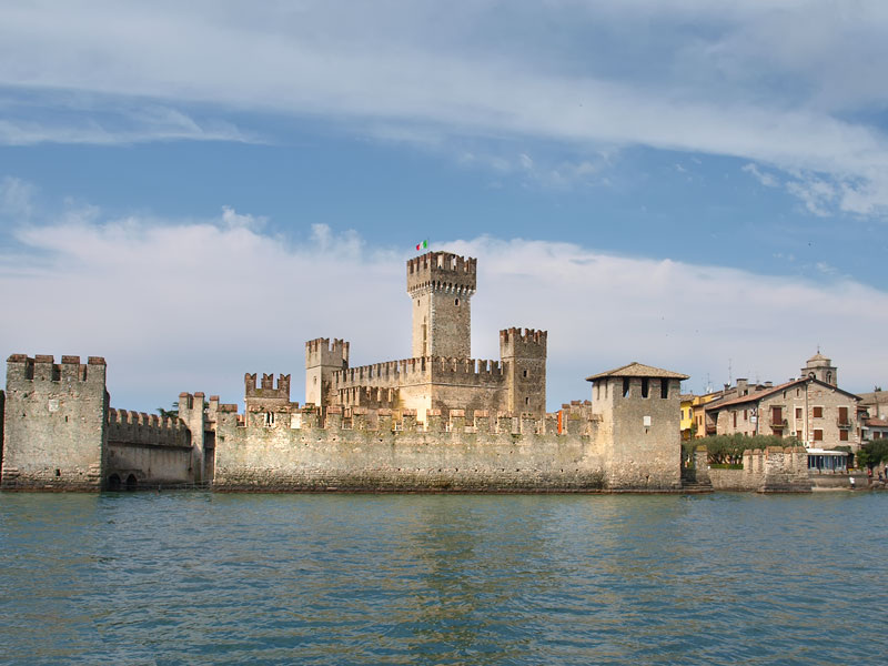 Замок на о. Гарда