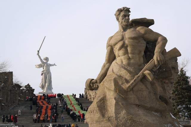 В Волгограде развернули две 80-метровые ленты — Сталинградскую и Георгиевскую