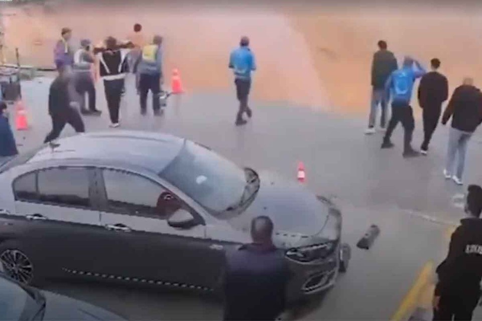    В Египте в районе одной из каирских АЗС неожиданно начинает проседать земля под двумя магазинами. Кадр видео