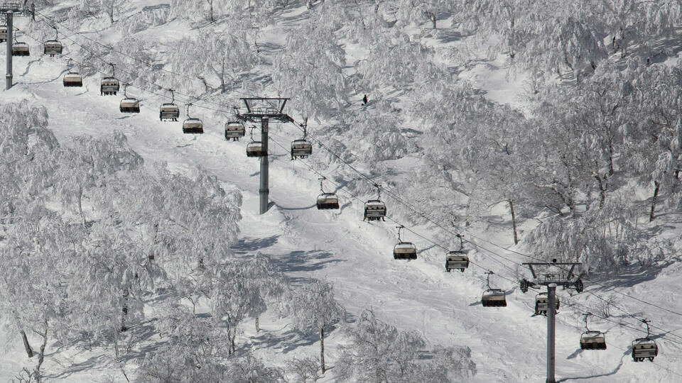     Сноубордистка повисла на рюкзаке над пропастью и умерла от инфаркта Jae C. Hong/AP/TASS