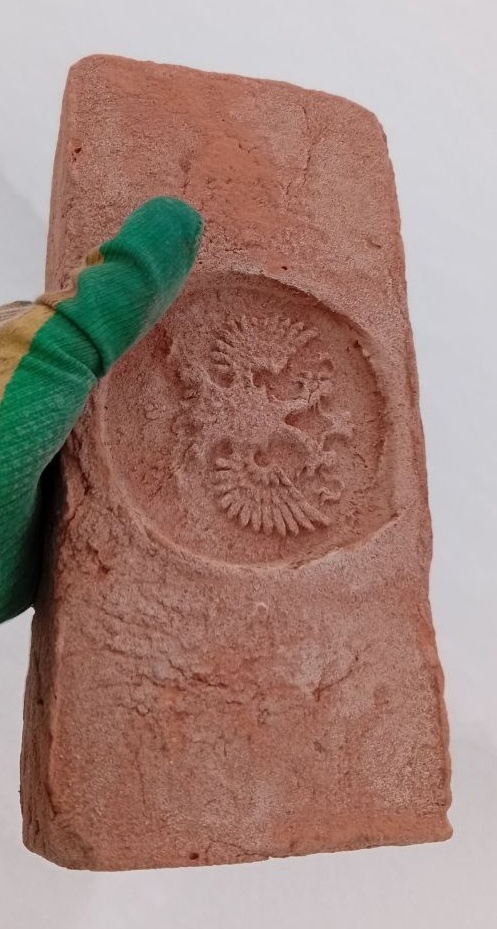 Сувенирный кирпич в виде кирпича ручной формовки