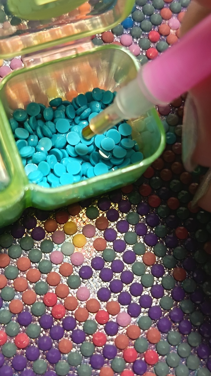 Берём стразу стилусом прямо из лотка. Если клеевого клея в стилусе достаточно и он свежий, то стразы прилипают без проблем. 