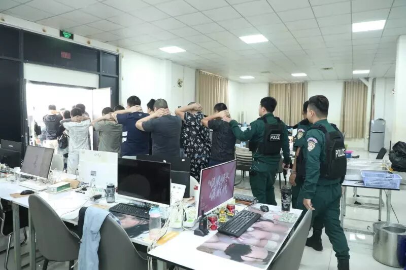    Арест онлайн-мошенников. Фото: Khmer Times.