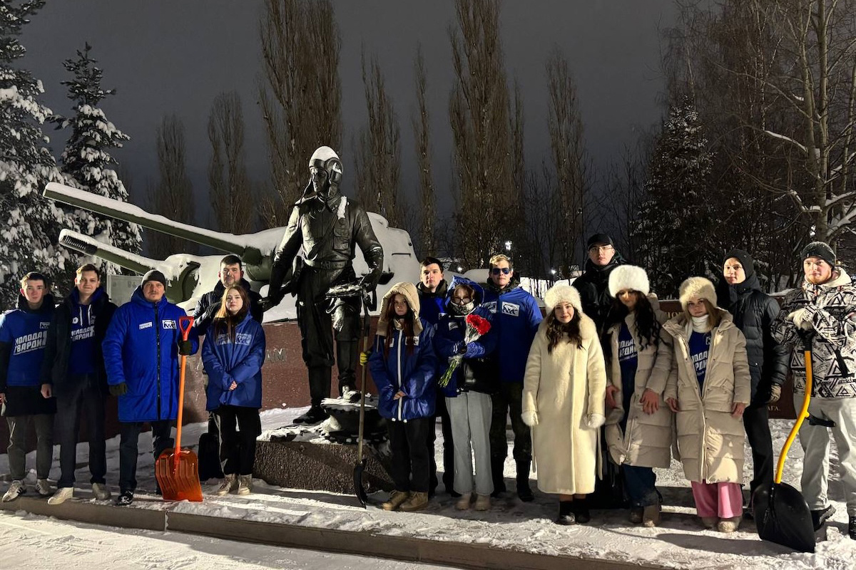    В Парке Победы активисты регионального отделения «Молодой Гвардии Единой России» возложили цветы к мемориалу