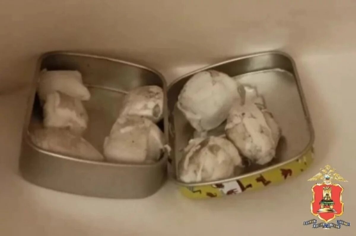    В городе Бологое молодые люди хранили наркотики в неожиданном месте