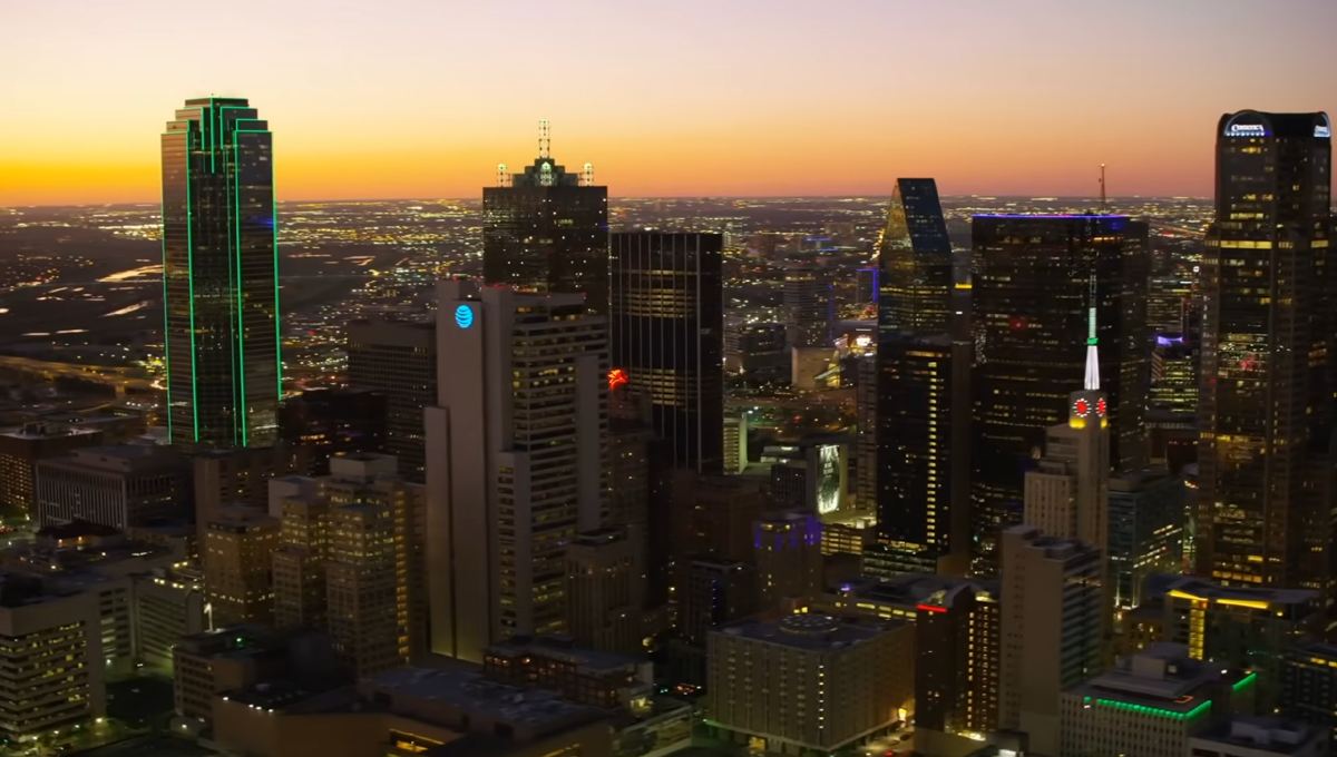 Ночные огни. Небоскрёб с зелёной подсветкой Bank of America Plaza (281 м) прозвали Pickle («Огурчик»)