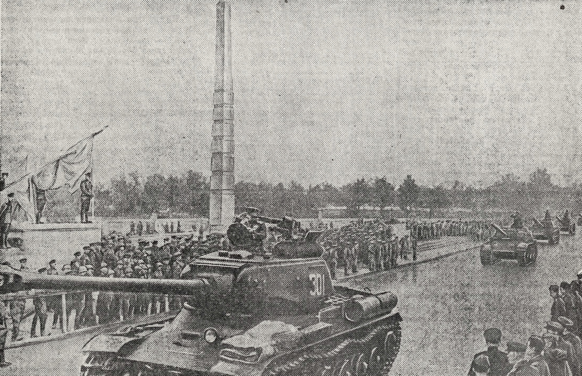 Советские танки проходят мимо памятника героям Кёнигсбергского штурма. 1945 год.