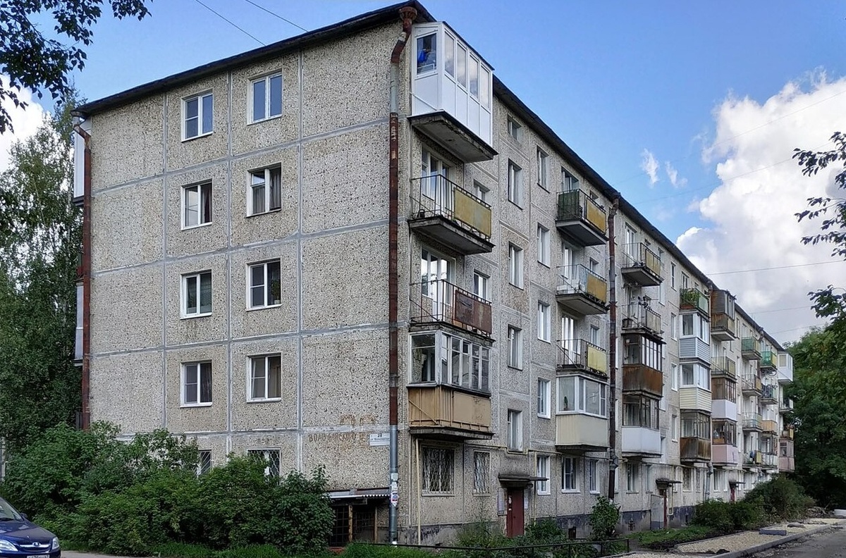    Многие двери в хрущевках имели простые металлические замки без цилиндров, что делало их легкой добычей для взломщиков. Источник изображения: wikipedia.org